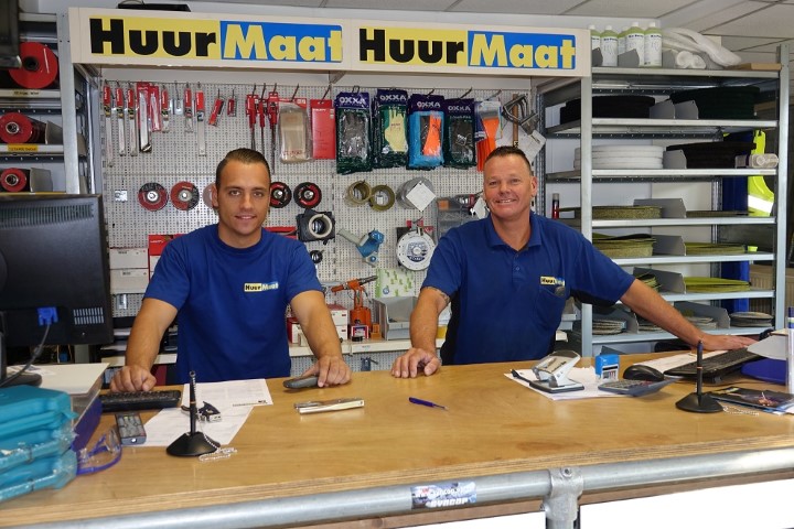 HuurMaat verhuurmedewerker helpt klant