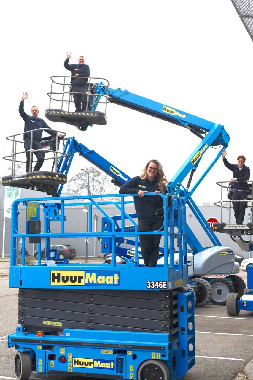 HuurMaat team met blauwe hoogwerkers